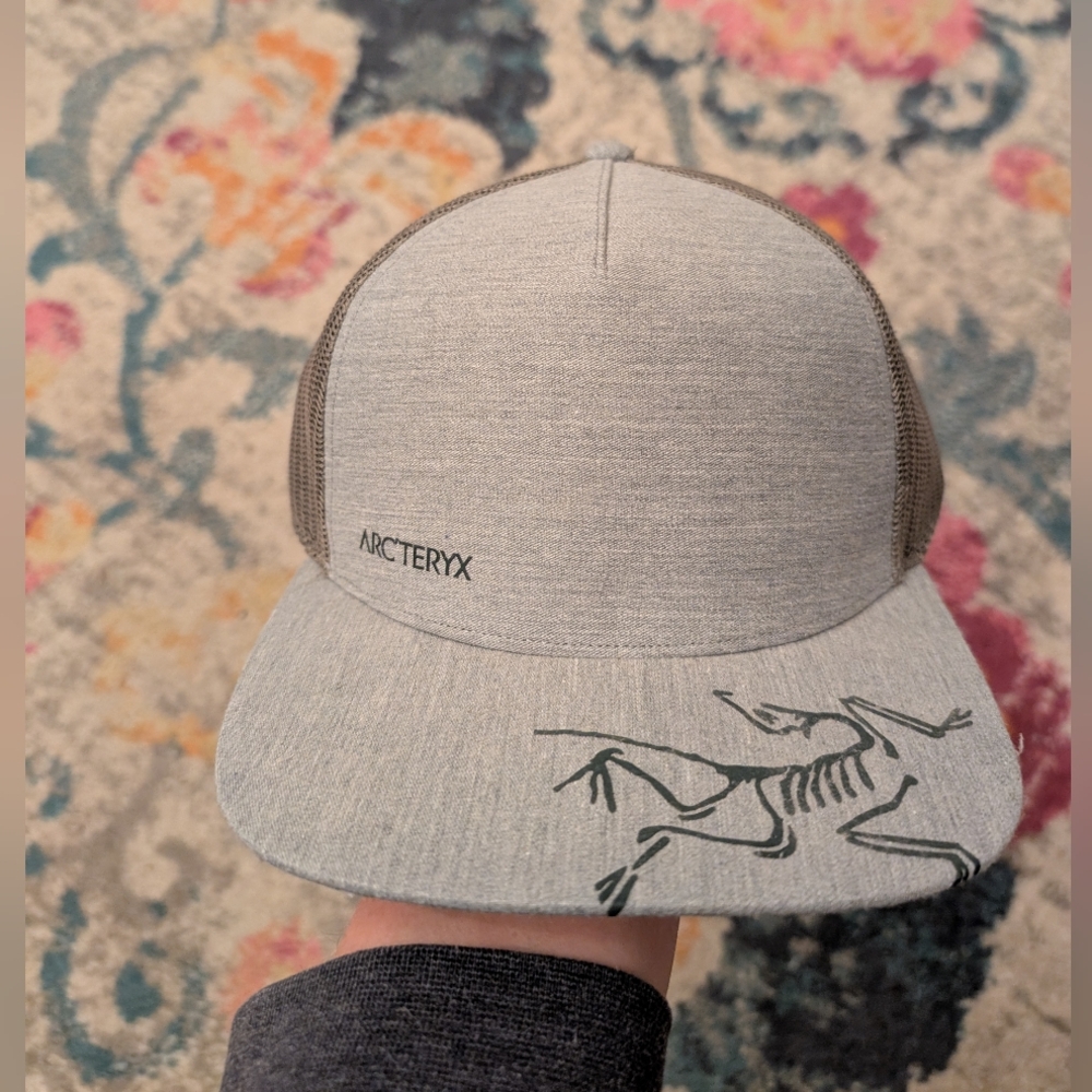 Arc'teryx hat never worn